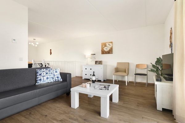 Woonkamer - Vakantiehuis in Brouwershaven bij Grevelingenmeer in Brouwershaven (4)
