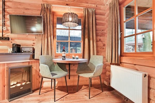 Woonkamer - Vakantiehuis in Brabant met Bubbelbad in Diessen-Baarschot (4)