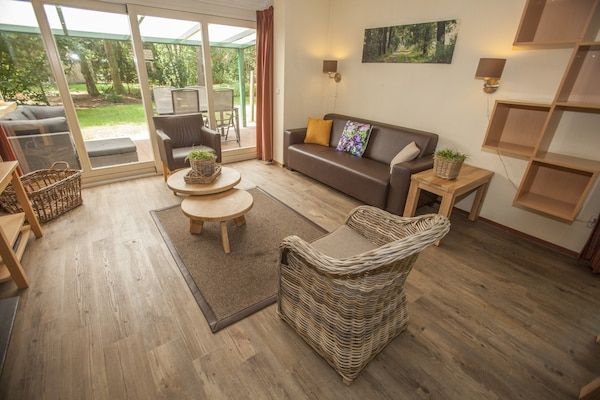 Woonkamer - Vakantiehuis in Diessen bij Groen Park in Diessen-Baarschot (3)
