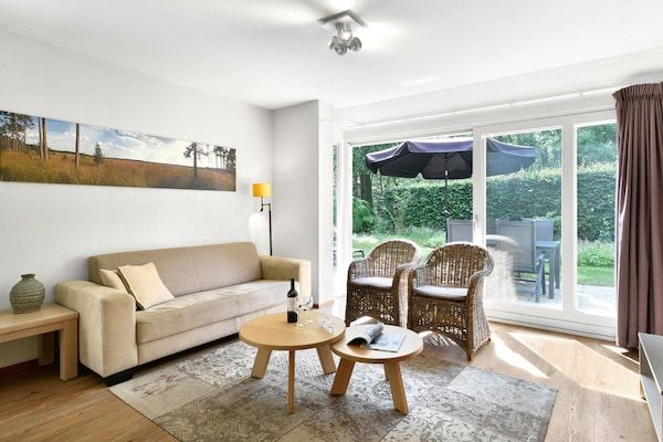 Woonkamer - Vakantiehuis met sauna, op 18 km. van Tilburg in Diessen-Baarschot (4)