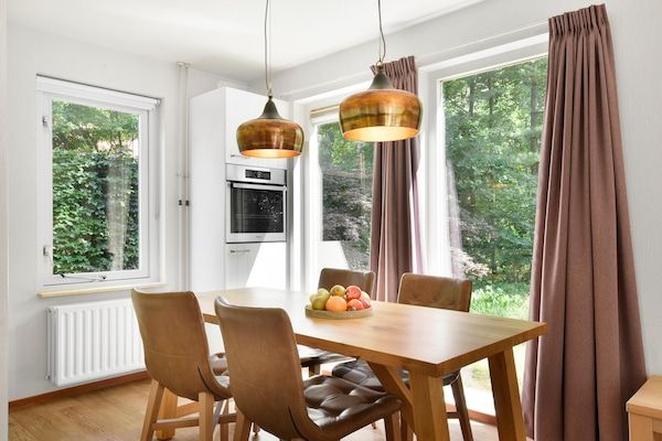 Woonkamer - Vakantiehuis met sauna, op 18 km. van Tilburg in Diessen-Baarschot (5)