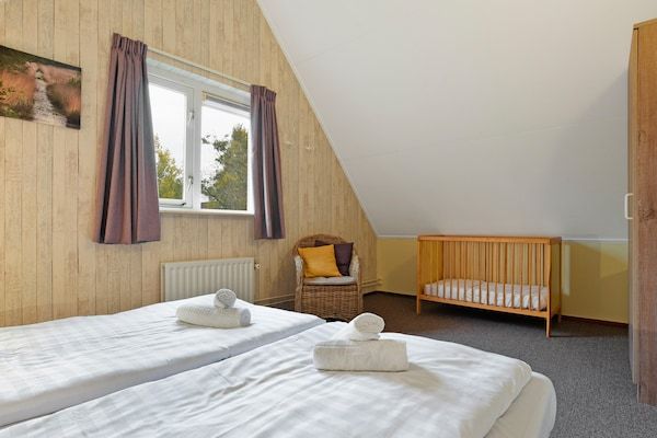 Slaapkamer - Vakantiehuis in Brabant met Hottub & Sauna in Diessen-Baarschot (5)