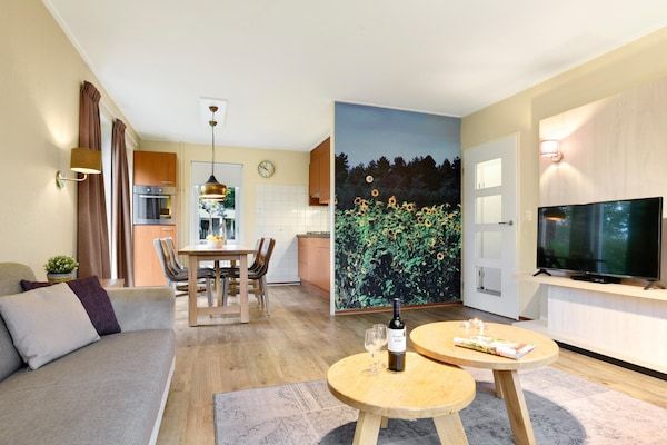Woonkamer - Vakantiehuis in Brabant met Hottub & Sauna in Diessen-Baarschot (2)
