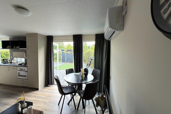 Eetkamer - Chalet in Stegeren bij heidevelden in Stegeren (3)