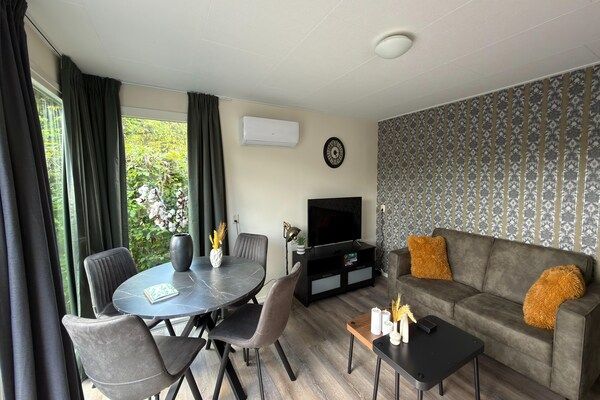Woonkamer - Chalet in Stegeren bij heidevelden in Stegeren (2)
