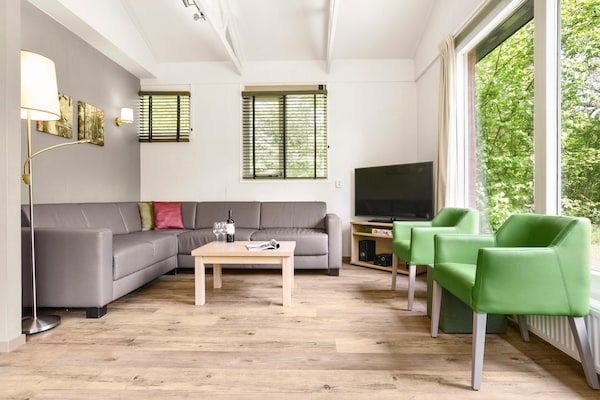 Woonkamer - Groepsbungalows bij Veluwe Bos in Putten (2)