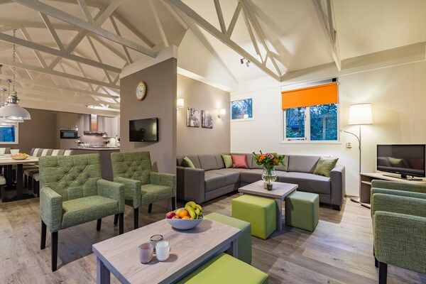 Woonkamer - Groepsbungalows bij Veluwe Bos in Putten (3)