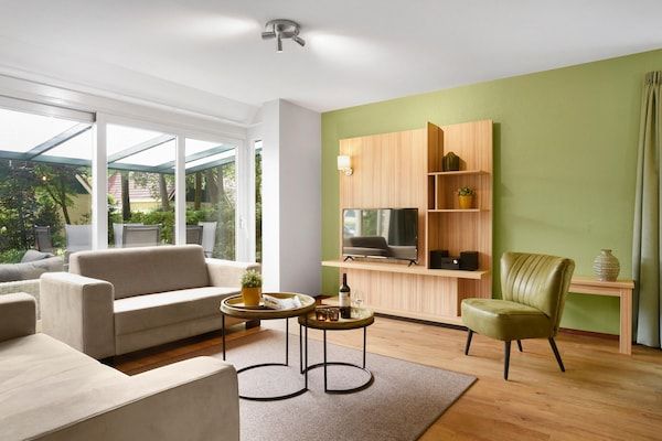 Woonkamer - Vakantiehuis in Brabant met Tuin & BBQ in Diessen-Baarschot (4)