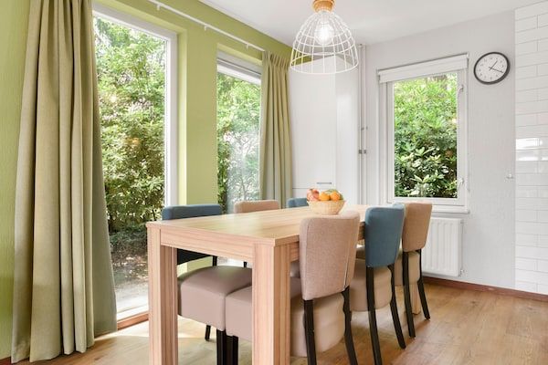 Woonkamer - Vakantiehuis in Brabant met Tuin & BBQ in Diessen-Baarschot (5)