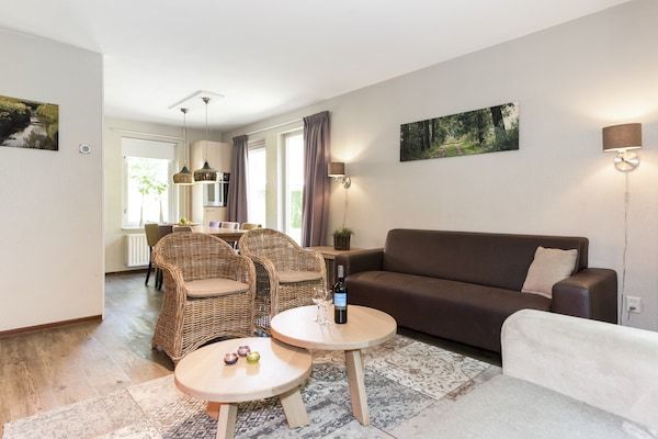 Woonkamer - Vakantiehuis in Diessen met Sauna in Diessen-Baarschot (4)