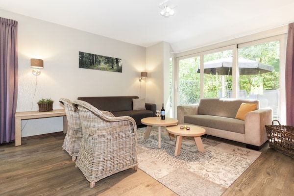 Woonkamer - Vakantiehuis in Diessen met Sauna in Diessen-Baarschot (5)