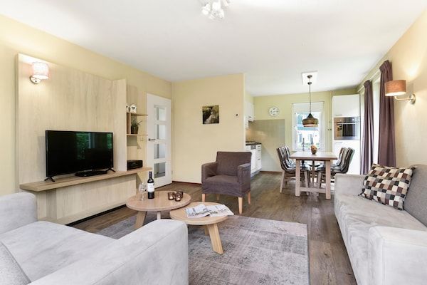 Woonkamer - Vakantiehuis in Diessen met sauna in Diessen-Baarschot (3)