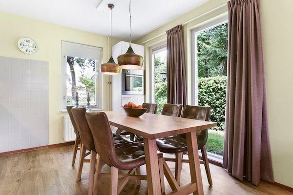 Woonkamer - Vakantiehuis in Diessen met sauna in Diessen-Baarschot (5)