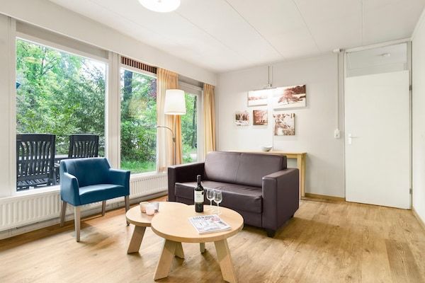 Woonkamer - Huisdiervriendelijke bosontsnapping in Putten (2)