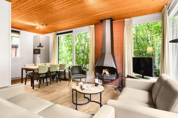 Woonkamer - Bosretraite met open haard in Putten (2)