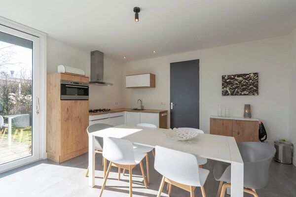 Eetkamer - Bungalow bij strand en bollenvelden in Sint Maartensvlotbrug (4)
