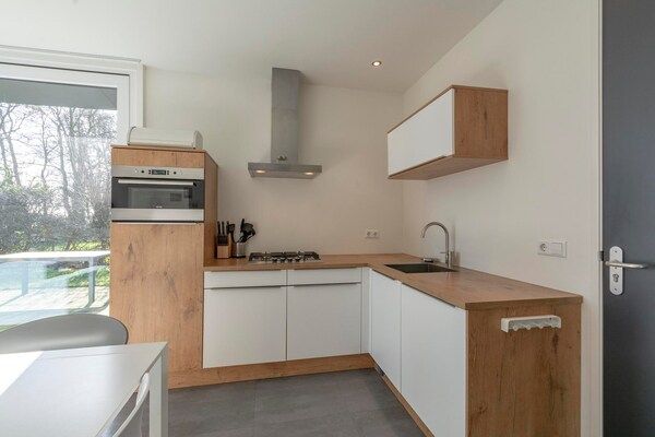 Keuken - Bungalow bij strand en bollenvelden in Sint Maartensvlotbrug (5)