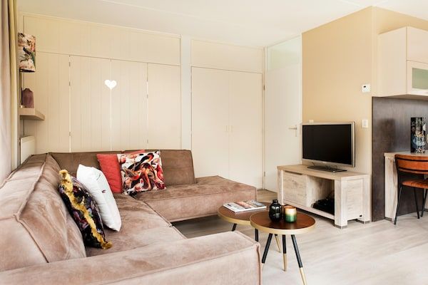 Woonkamer - Bungalow in Friesland met Spa en Sloep in Earnewald (4)