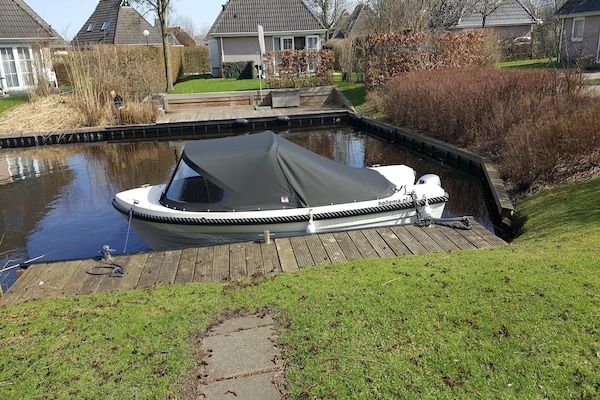 Voorzieningen - Bungalow in Friesland met Spa en Sloep in Earnewald (3)