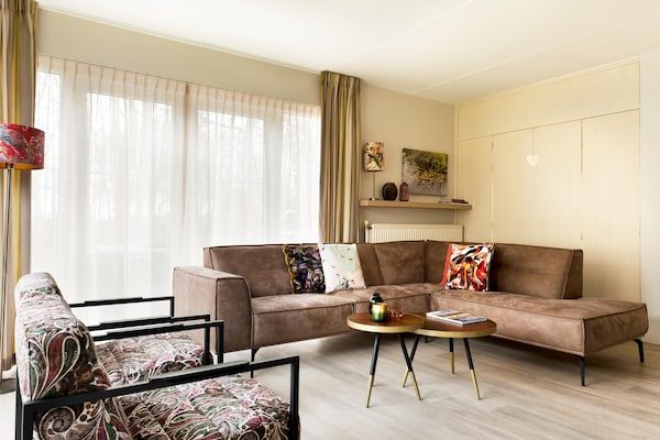 Woonkamer - Bungalow in Friesland met Spa en Sloep in Earnewald (5)
