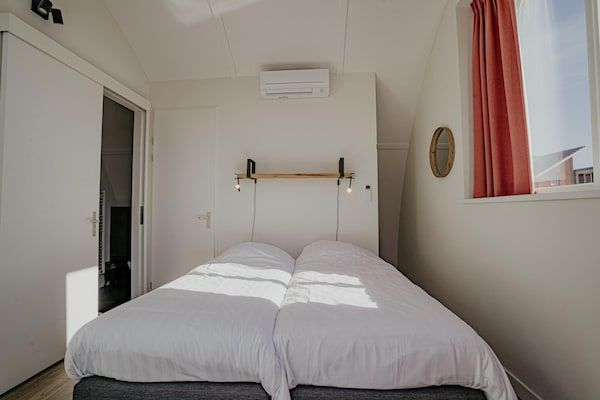 Slaapkamer - Modern toevluchtsoord aan het water in Uitgeest (5)
