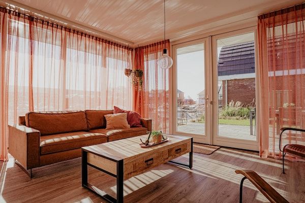 Woonkamer - Modern toevluchtsoord aan het water in Uitgeest (2)