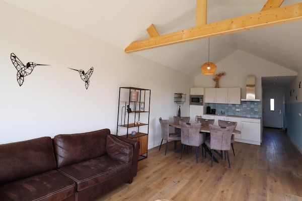 Woonkamer - Tiny House in Anjum bij het Meer in Anjum (2)