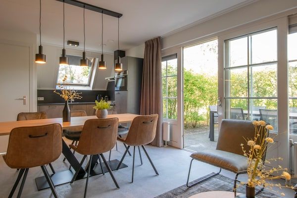 Woonkamer - Vakantiehuis bij Biesbosch & Breda in Oosterhout (4)