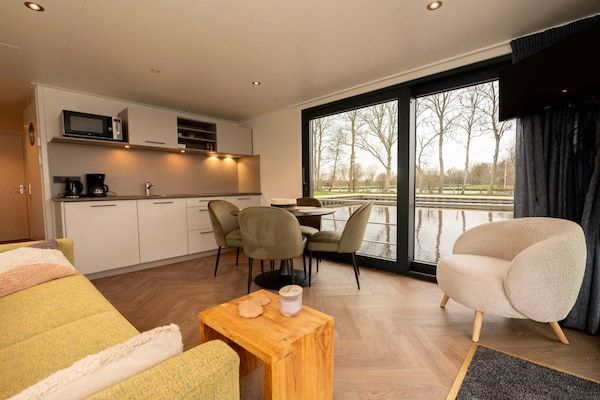 Eetkamer - Woonboot in Offingawier met Uitzicht op Zee in Offingawier (2)