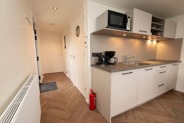 Keuken - Woonboot in Offingawier met Uitzicht op Zee in Offingawier (5)