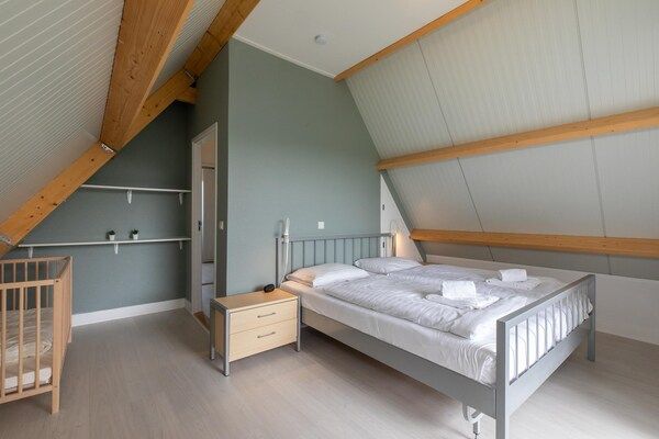 Slaapkamer - Vakantiehuis in Renesse bij Strand in Renesse (3)