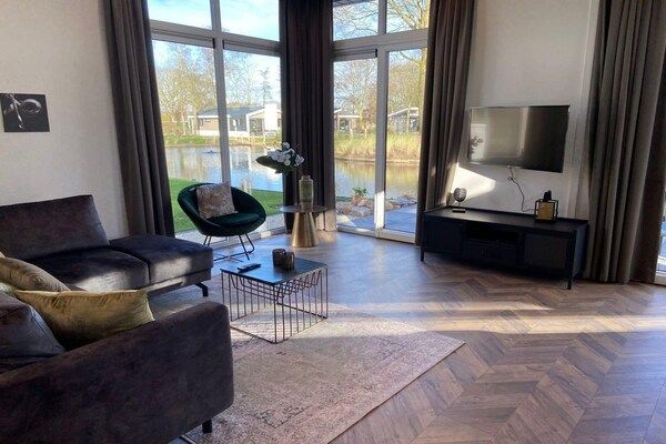 Woonkamer - Gezellig chalet vlakbij het safaripark. in Kaatsheuvel (2)