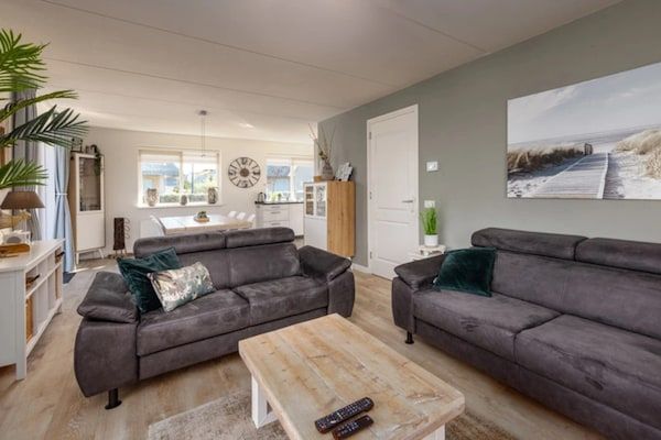 Woonkamer - Villa bij het strand met wellness in Julianadorp aan zee (3)
