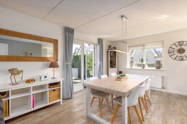 Eetkamer - Villa bij het strand met wellness in Julianadorp aan zee (5)