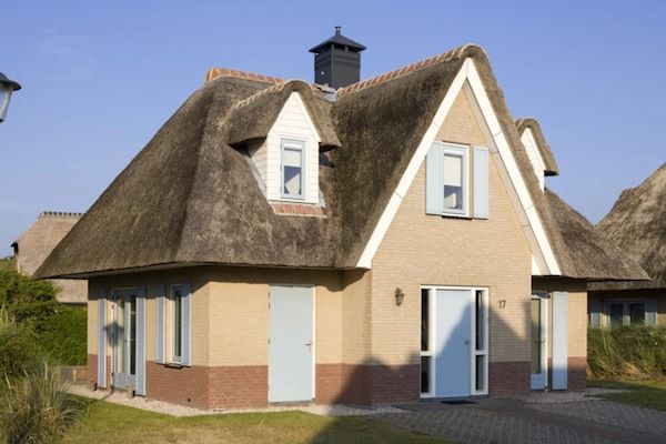 Buitenkant - Villa bij het strand met tuin in Julianadorp aan zee (1)
