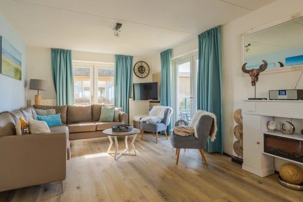 Woonkamer - Villa bij het strand met tuin in Julianadorp aan zee (2)