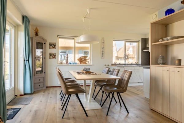 Eetkamer - Villa bij het strand met tuin in Julianadorp aan zee (4)