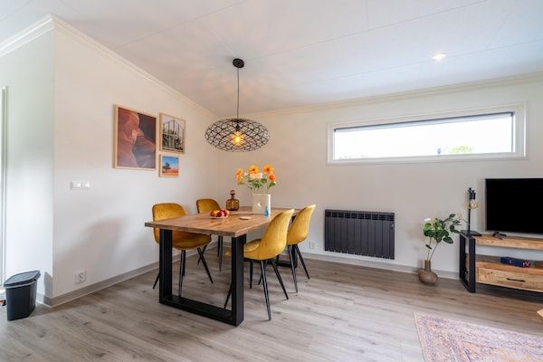 Eetkamer - Vakantiehuis in Molenschot bij natuurgebieden in Molenschot (4)