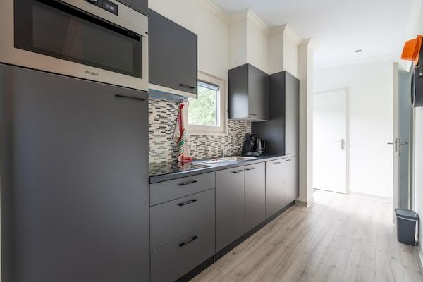 Keuken - Vakantiehuis in Molenschot bij natuurgebieden in Molenschot (2)