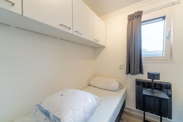 Slaapkamer - Vakantiehuis in Molenschot bij natuurgebieden in Molenschot (5)