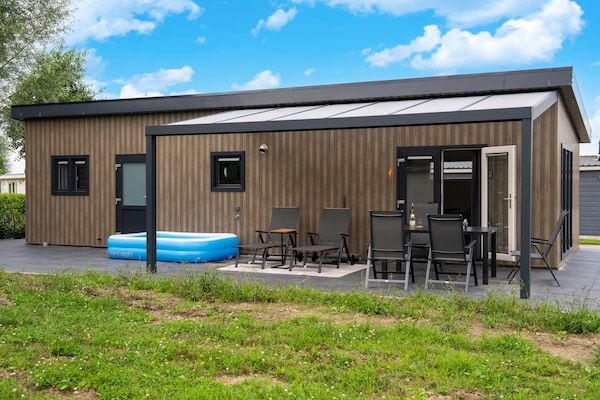 Buitenkant - Vakantiehuis in Molenschot bij natuurgebieden in Molenschot (1)