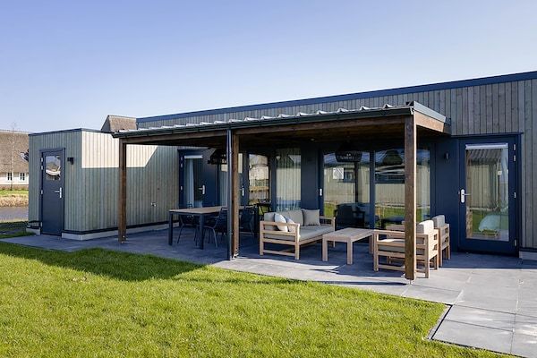 Buitenkant - Docklodge bij Friese Meren met Privé Aanlegplaats in Delfstrahuizen (1)