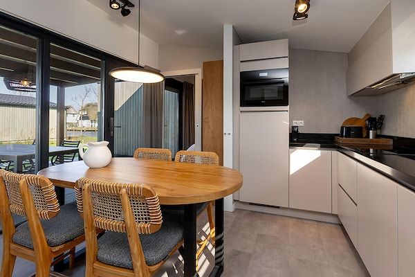 Keuken - Docklodge bij Friese Meren met Privé Aanlegplaats in Delfstrahuizen (3)