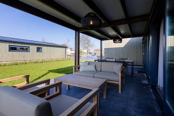 Terras - Docklodge bij Friese Meren met Privé Aanlegplaats in Delfstrahuizen (5)