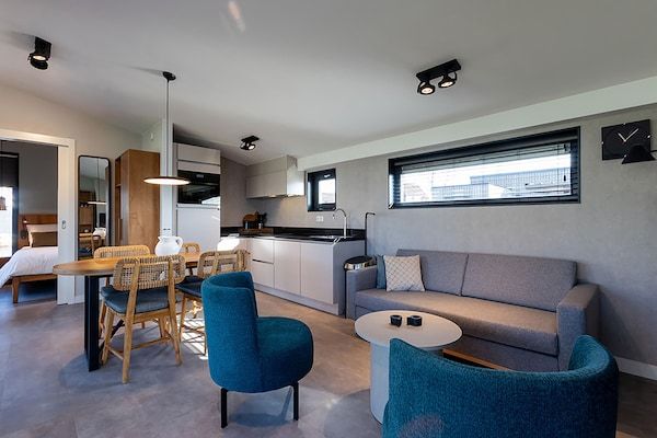 Woonkamer - Docklodge bij Friese Meren met Privé Aanlegplaats in Delfstrahuizen (2)