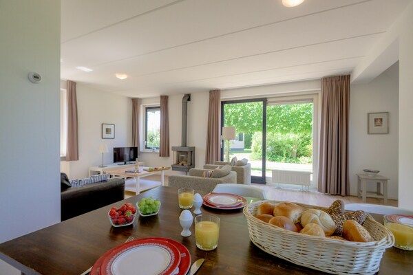 Eetkamer - Bungalow in Sondel bij Slotermeer in Sondel (4)