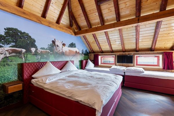 Slaapkamer - Vrijstaand Huis aan Kanaal in Friesland in Jistrum / Skûlenboarch (2)