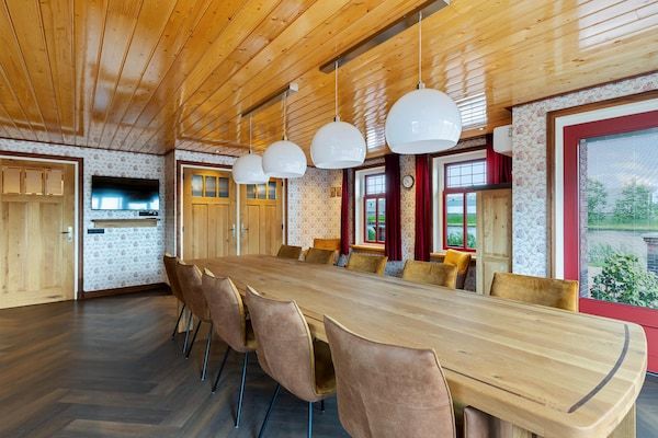 Woonkamer - Vrijstaand Huis aan Kanaal in Friesland in Jistrum / Skûlenboarch (5)