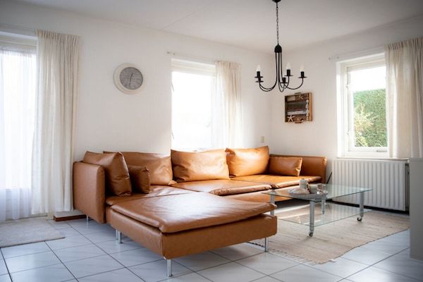 Woonkamer - Huijsmansverhuur Type de Luxe Zuiderdiep 17 in Ouddorp (5)