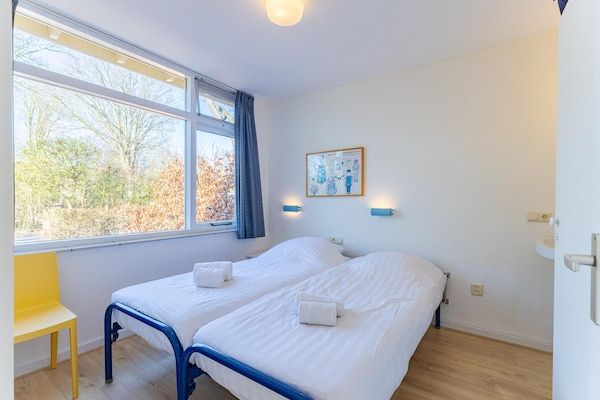 Slaapkamer - Bungalow bij strand met tuin in Oostkapelle (3)